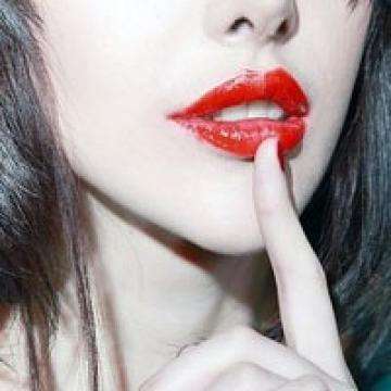 普京发现女士没酒杯后让出自己的